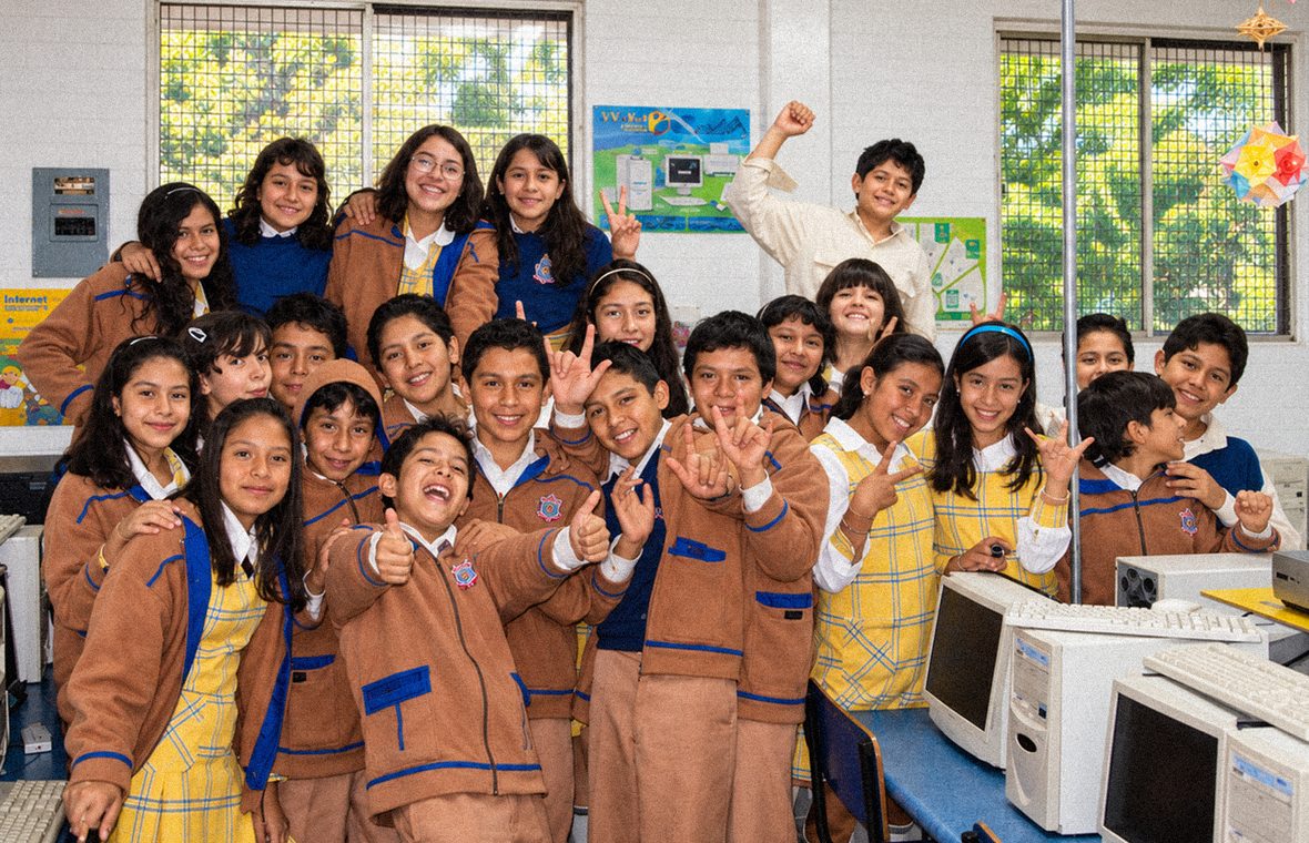 Grupo de estudiantes de secundaria de Belmont, sonrientes, con uniformes